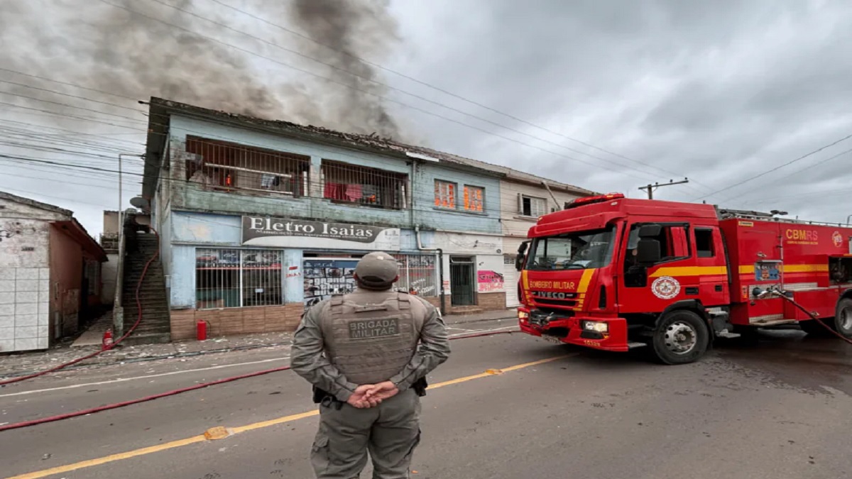 Incêndio em prédio na tarde da quarta-feira(9) no centro de Camaquã-Rs.